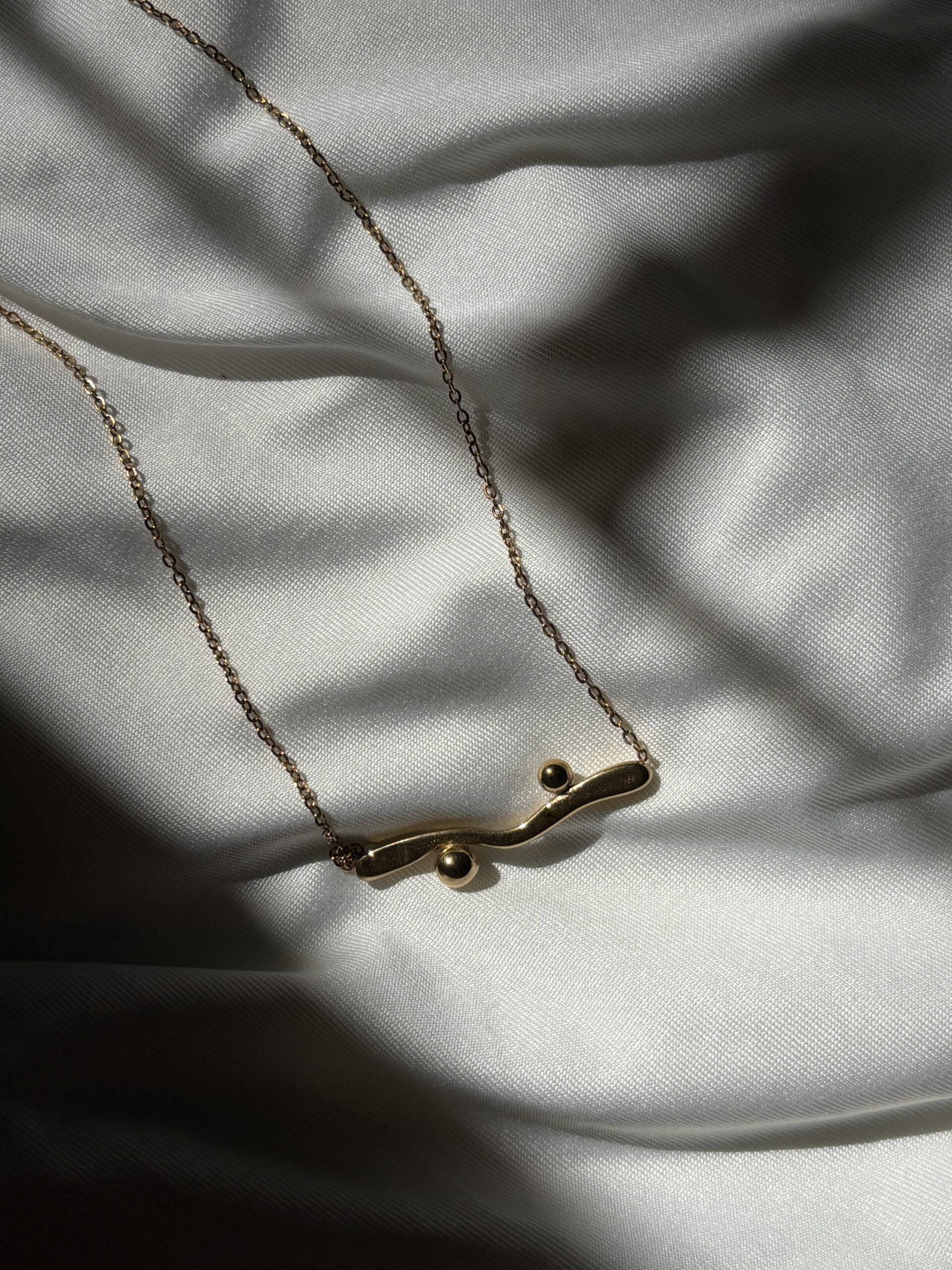Minimalist Abstract Wave Necklace – Anti-Tarnish Gold Finish