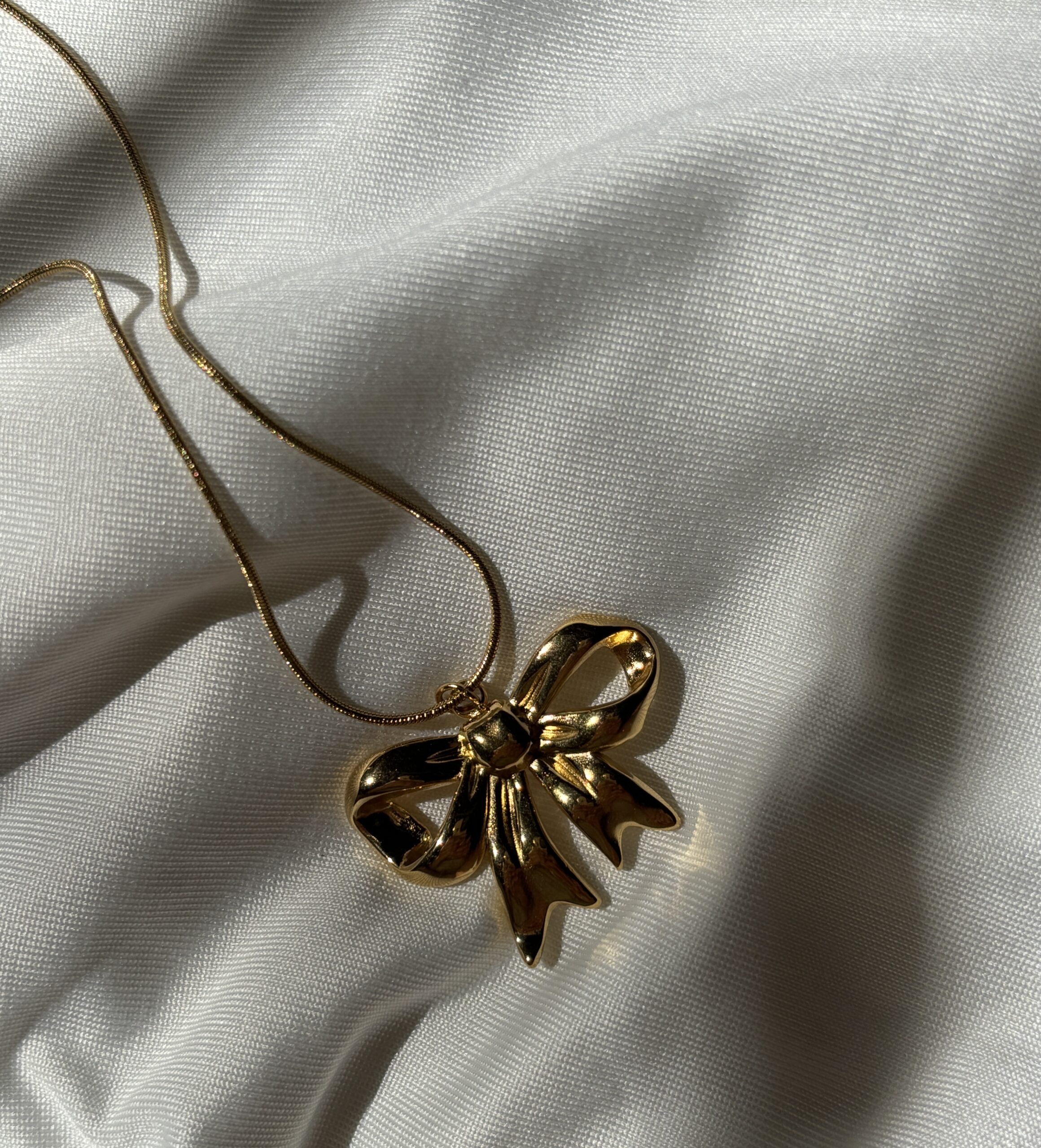 Golden Ribbon Bow Pendant Necklace – Elegant Feminine Jewelry