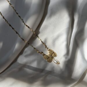 Textured Floral Gold Pendant Necklace with Pearl Drop – Vintage Elegance Redefined