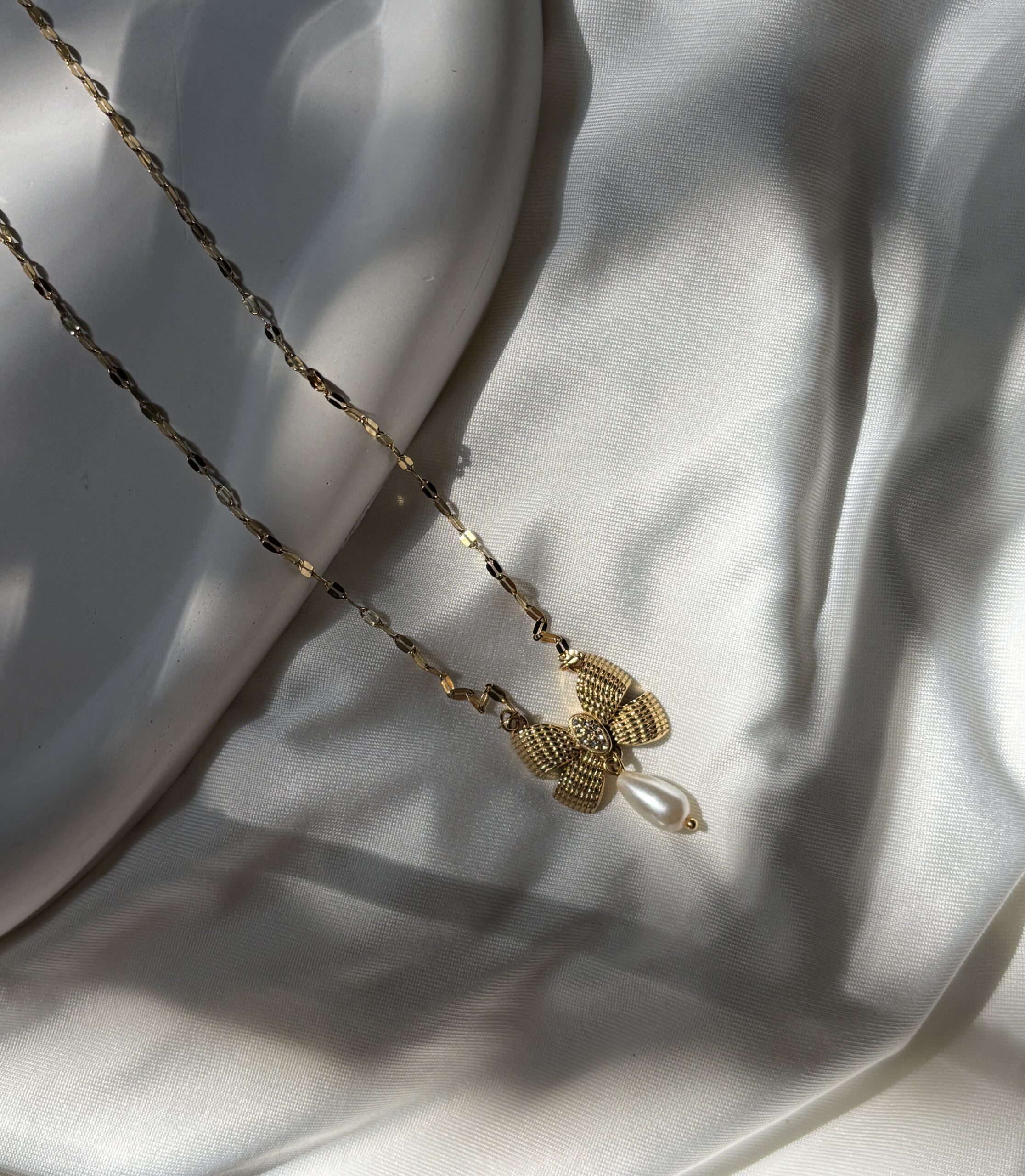 Textured Floral Gold Pendant Necklace with Pearl Drop – Vintage Elegance Redefined