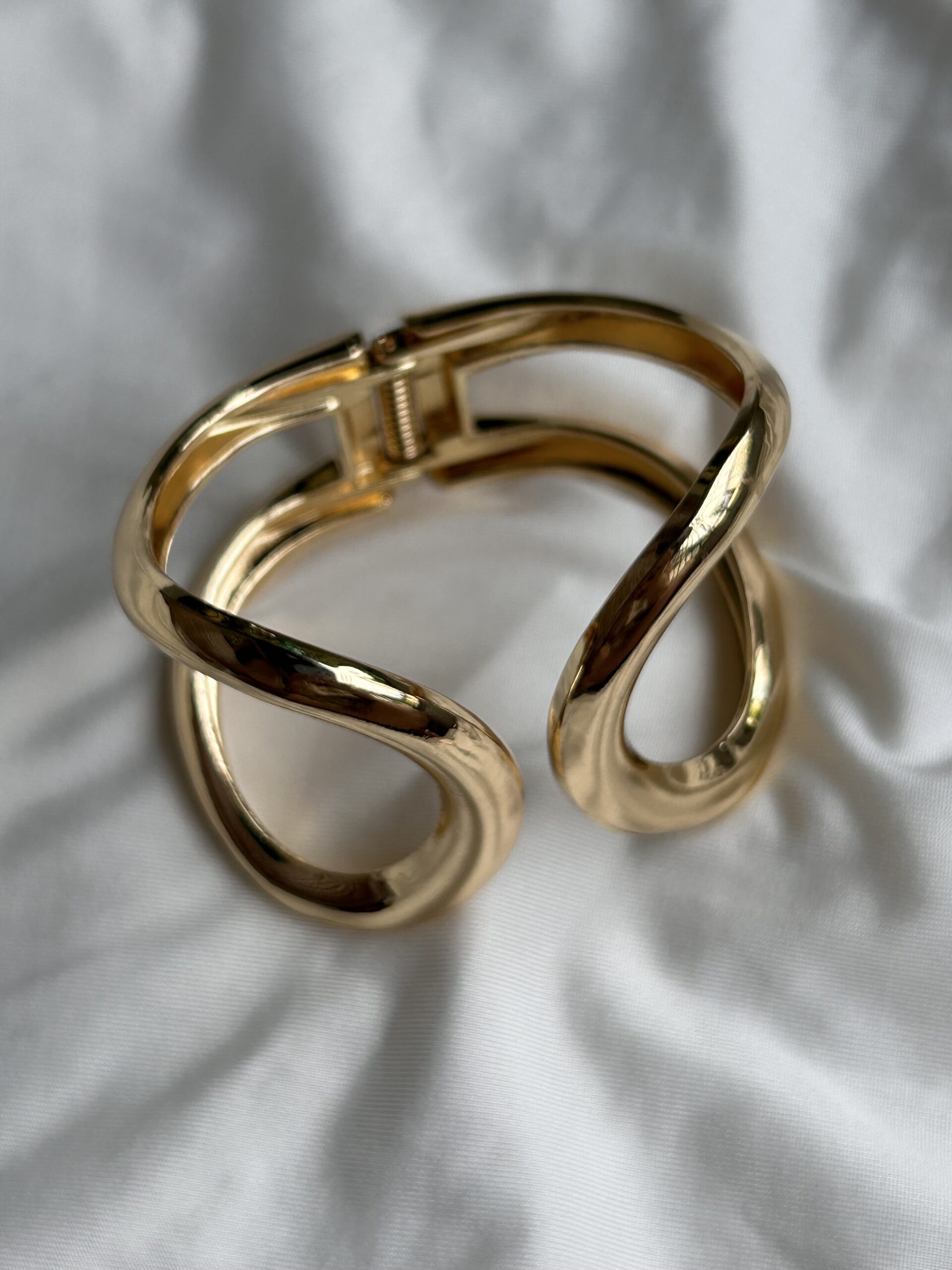 Twist Curve Anti-Tarnish Gold Bracelet - Image 2