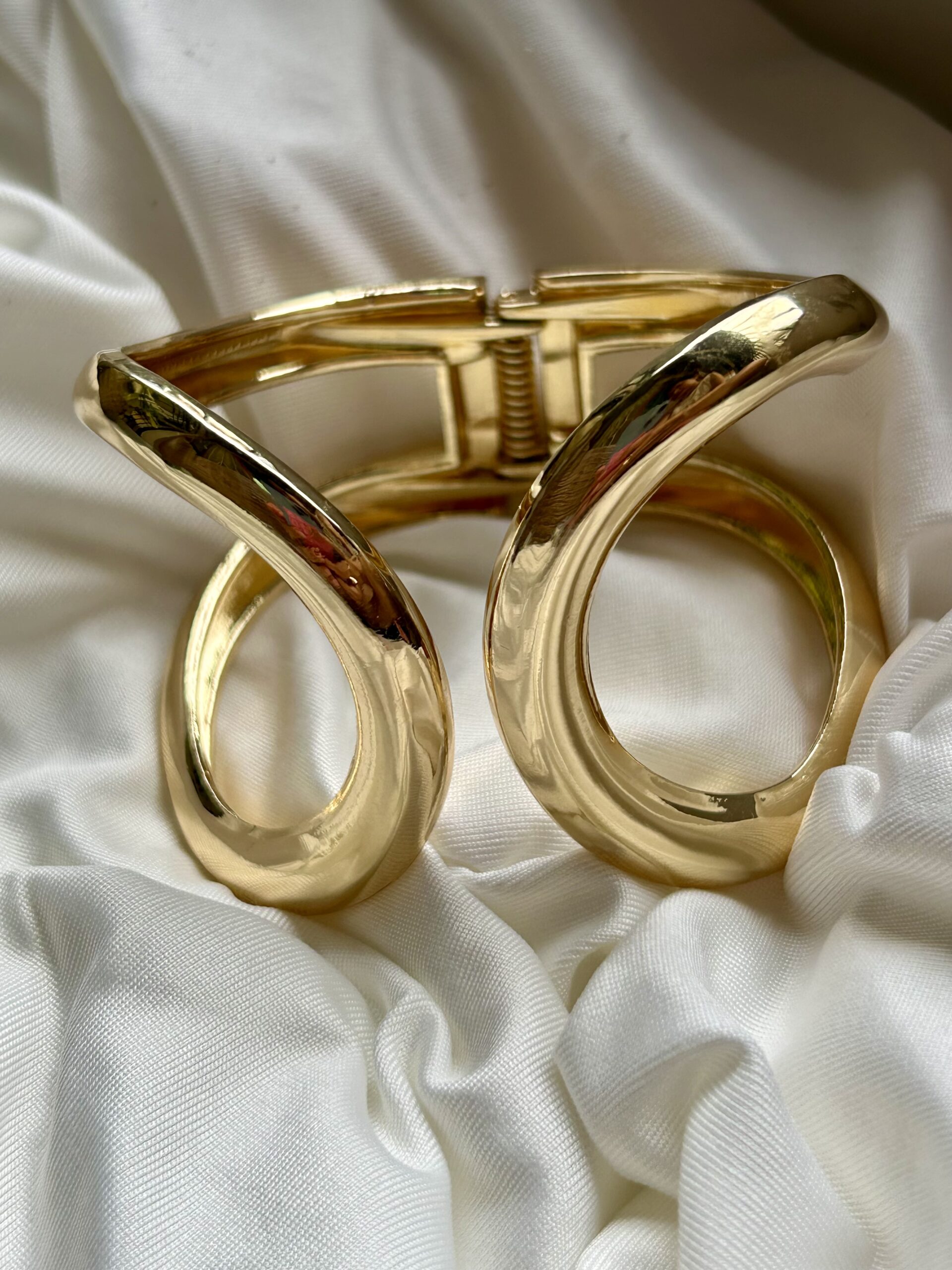 Twist Curve Anti-Tarnish Gold Bracelet